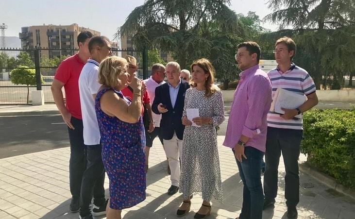 Visita municipal a la plaza remodelada.