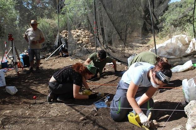 Trabajos en la excavación arqueológica en Colomera. 