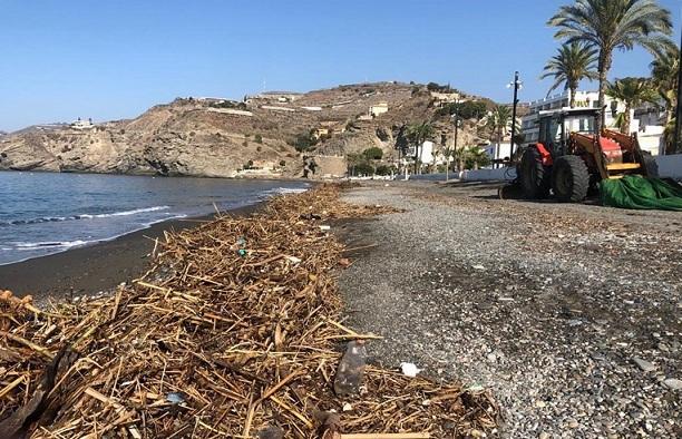 Efectos del temporal de septiembre en una playa de Albuñol.