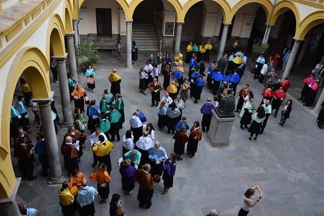 Un momento del acto en el patio de la Facultad de Derecho.