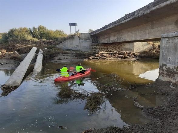 Operarios examinan los destrozos en una canoa.