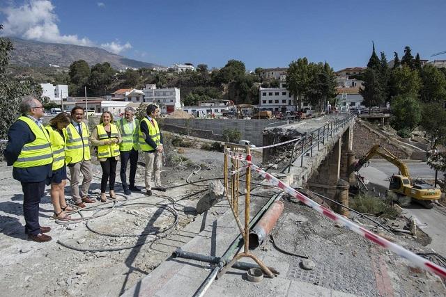 Trabajos para derribar el tablero del puente sobre el río Chico Trabajos para derribar el tablero del puente sobre el río Chico.