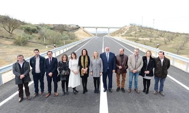 Autoridades en la inauguración de la vía Autoridades en la inauguración de la vía.