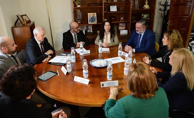 Visita de la consejera Rocío Ruiz (en el centro) al Ayuntamiento de Albolote.