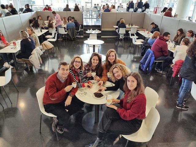 El equipo científico toma un café en la Facultad de Medicina. 