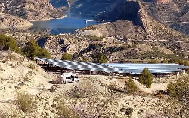 Placas solares que aportan la energía para bombear el agua. 