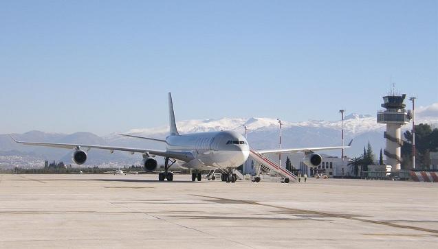 Aterrizaje de un Airbus 340 en el aeropuerto granadino. 