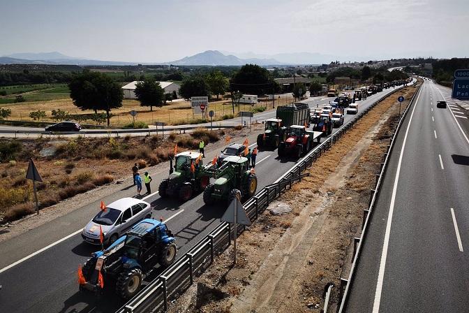 Imagen de la tractorada de este martes en la A-92.