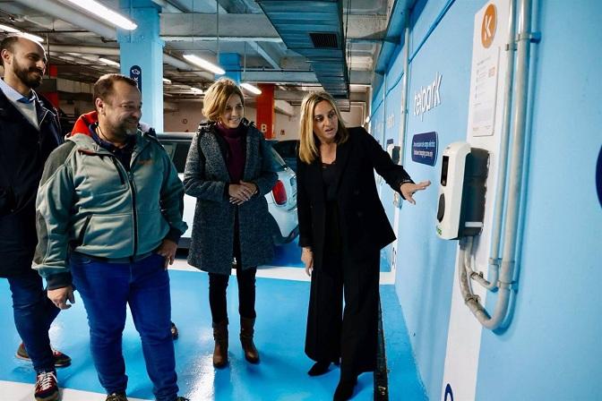 La alcaldesa observa uno de los puntos de recarga en el aparcamiento de San Agustín. 