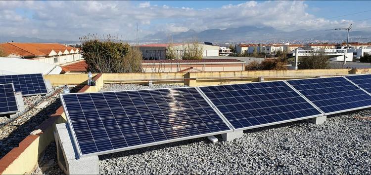 Paneles fotovoltaicos en la cubierta de un edificio de Cúllar Vega. 