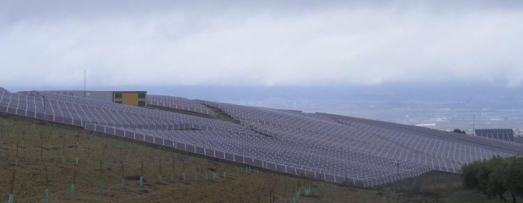 Planta solar de Las Gabias, inaugurada a finales de 2008, en su día la más grande de Andalucía, pero ahora pequeña respecto a los proyectos previstos. 