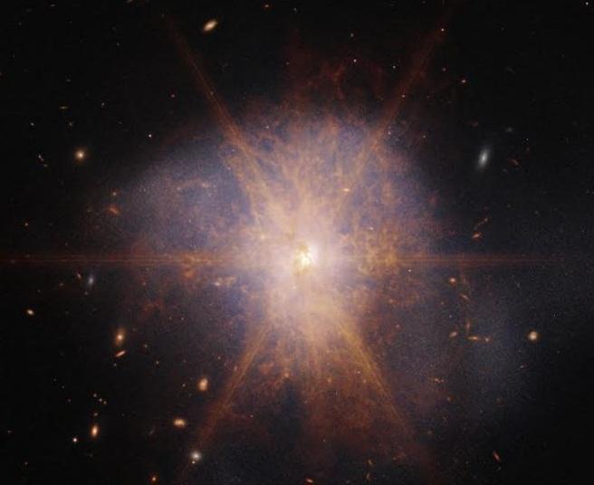 Imagen de la galaxia (U)LIRG Arp 220 de la muestra del estudio tomada por el telescopio espacial James Webb.