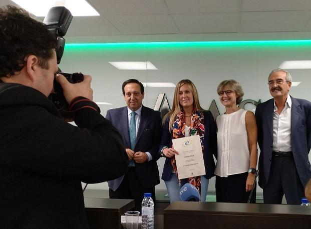 La ganadera granadina, con su diploma de finalista, entregado por la ministra de Agricultura.