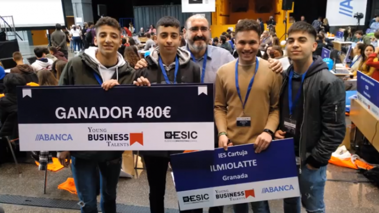 Los alumnos del equipo Ilmiolatte, que resultó ganador, con su profesor. Los alumnos del equipo Ilmiolatte, que resultó ganador, con su profesor.
