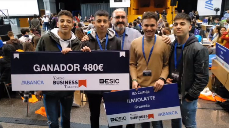 Los alumnos del equipo Ilmiolatte, que resultó ganador, con su profesor.