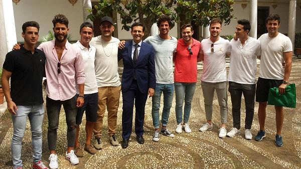 Brazalez con el alcalde de Granada y un grupo de amigos que le ha acompañado durante la recepción municipal. 