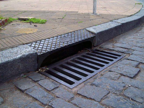 De las alcantarillas sale sulfuro de hidrógeno De las alcantarillas sale sulfuro de hidrógeno.