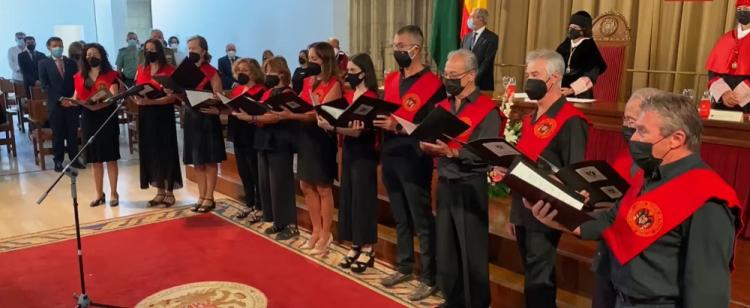El canto del 'Gaudeamus' cerró la apertura del curso académico en la UGR