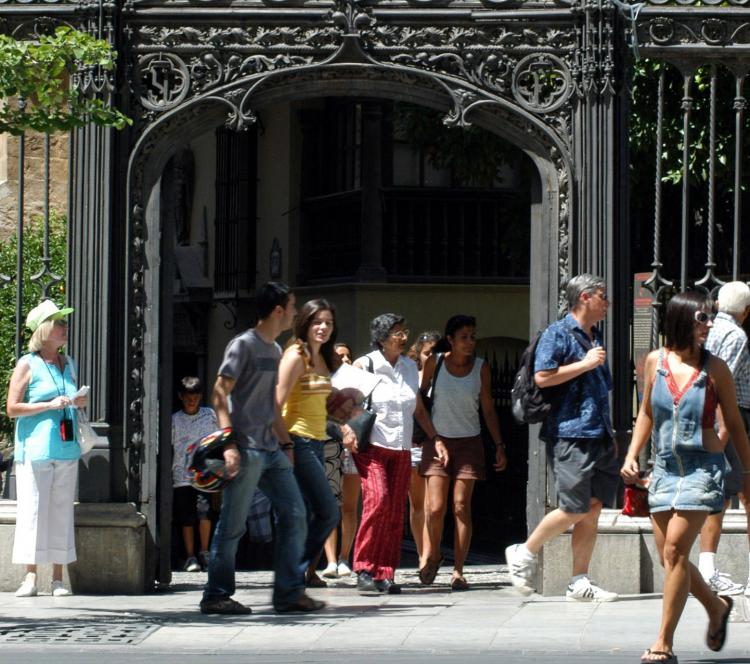 Turistas en la entrada de la Capilla Real.