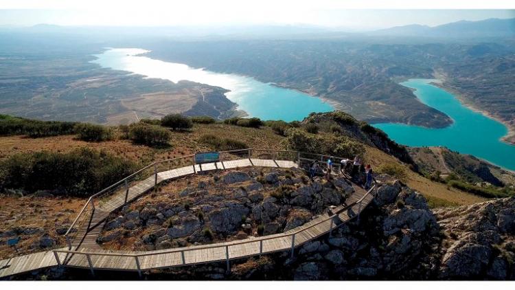 Mirador en la cumbre del cerro Jabalcón con espectaculares vistas al embalse del Negratín.