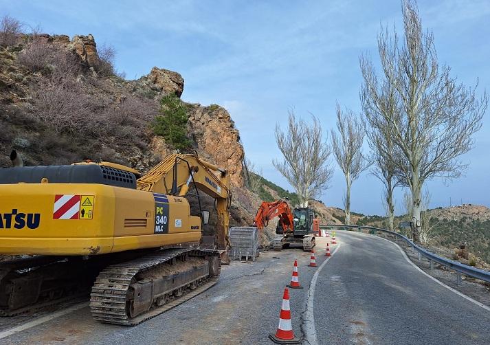 Obras en el kilómetro 22 de la A-395 a Sierra Nevada tras el desprendimiento de mitad de marzo. 