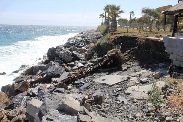 Socavón en la escollera del parque acuático de Almuñécar. 