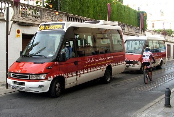Un vehículo de Alhambra Bus Un vehículo de Alhambra Bus.