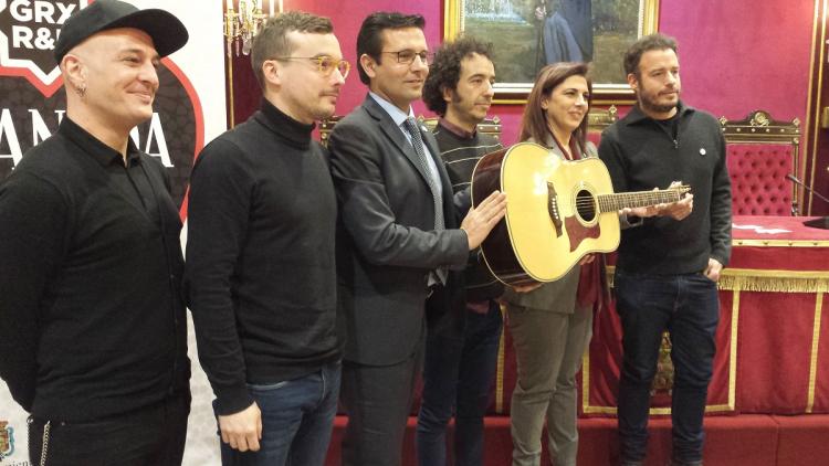 El alcalde de Granada y la concejala de Turismo con algunos de los músicos que participarán en la gala de Fitur.