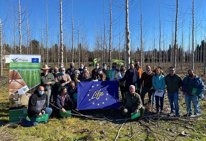 Productores interesados en agruparse posan con la bandera del proyecto europeo LIFE.