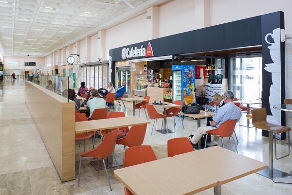 Zona de cafetería del aeropuerto granadino.