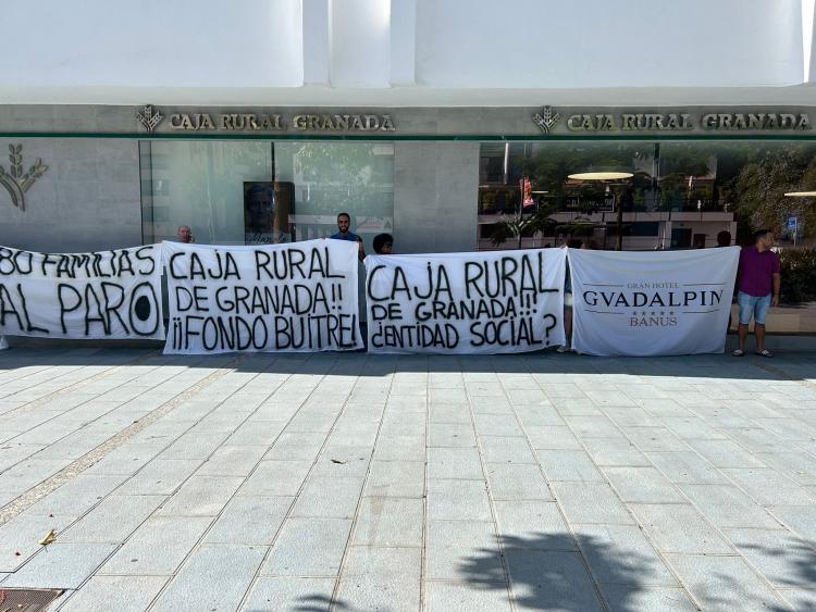 Trabajadores y trabajadoras del Hotel Guadalpín Banús, este lunes en Granada.