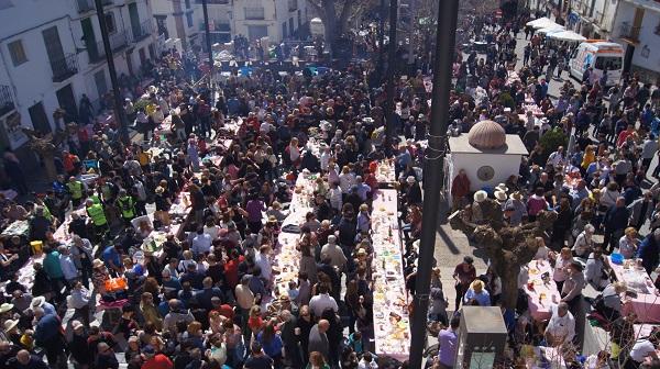 Fiesta de la Asadura en la Plaza Mayor de Güéjar Sierra.