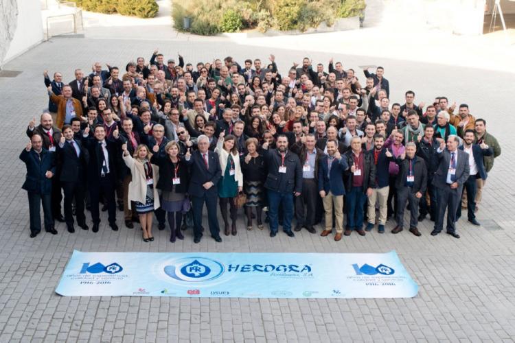 Foto de familia de la empresa por su centenario Foto de familia de la empresa por su centenario.