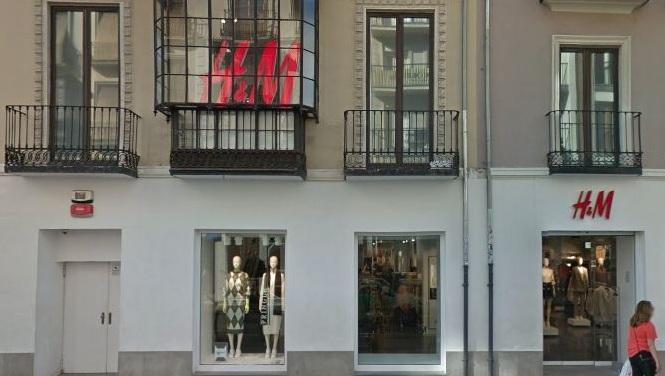 Tienda de H&M en Reyes Católicos.