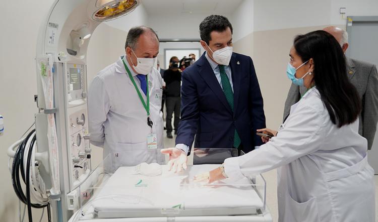 Juan Manuel Moreno con María Ángeles García Rescalvo durante la visita al Materno. Juan Manuel Moreno con María Ángeles García Rescalvo durante la visita al Materno.
