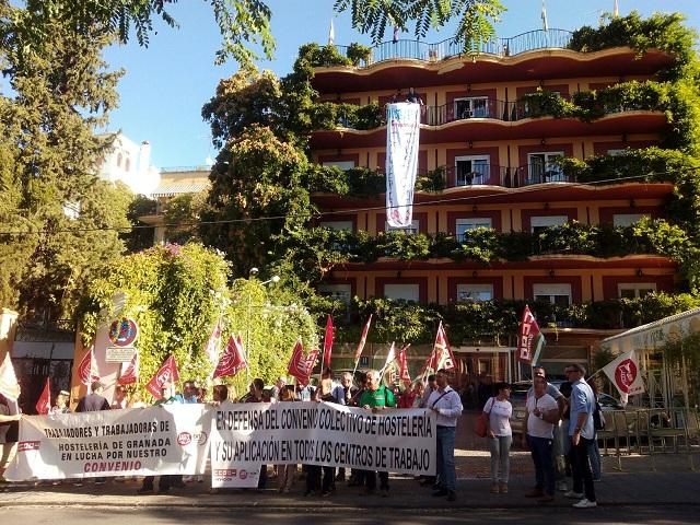 Concentración frente al hotel Los Ángeles.