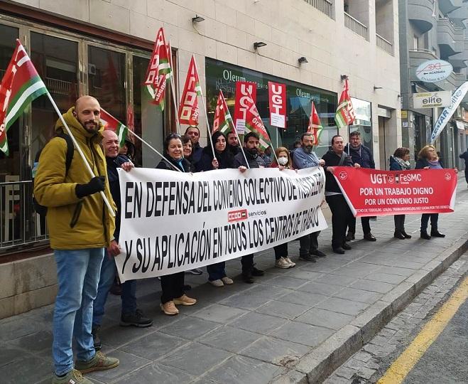 Concentración sindical en la puerta del restaurante Oleum, propiedad del presidente de la patronal hostelera. 