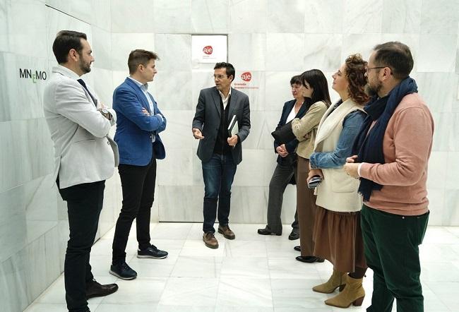 Cuenca y otros ediles del PSOE con una representación de la AJE.