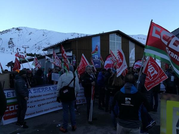 Trabajadores de remontes esta mañana en la estación.