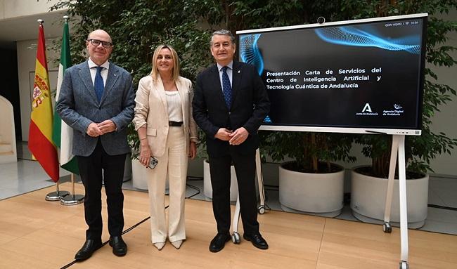 De derecha a izquierda, Antonio Sanz, Marifrán Carazo y Pedro Mercado. Presentación de la carta de servicios del centro de inteligencia artificial.