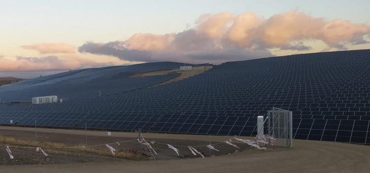 Una de las muchas áreas de placas fotovoltaicas del megaparque de Iberdrola 'Caparacena', en Cacín y Ventas de Huelma, en construcción tras expropiar 600 parcelas.