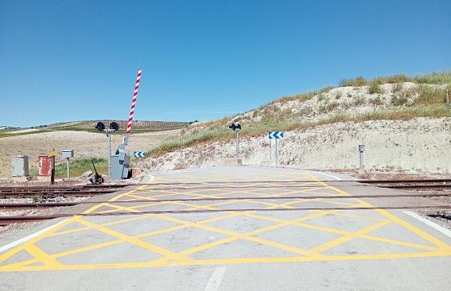 Paso de línea ferroviaria en Guadahortuna.