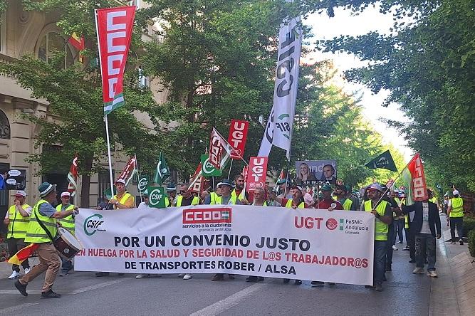 Personal de Transportes Rober se manifiesta por Gran Vía este lunes. 