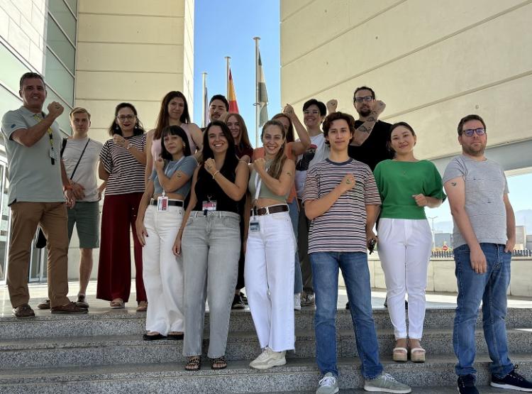 Miembros del grupo de Comunicación Intercelular de la UGR, con Julia Corral, primera autora del estudio, al frente con camiseta negra.