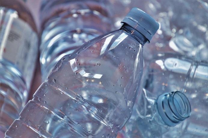 Las botellas de plástico pueden contener bisfenol A.
