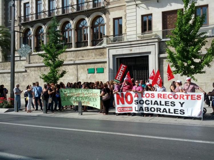Concentración frente a la Delegación de la Junta Concentración en la puerta de la Delegación de la Junta.