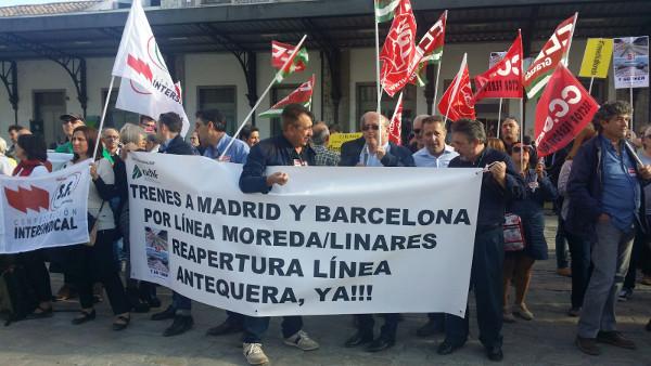 Concentración sindical a principios de mayo frente a la estación de tren.