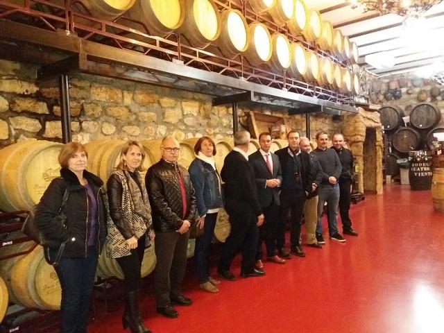 Visita de responsables de la Junta a la bodega Cuatro Vientos. 