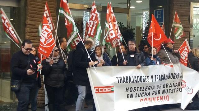 Delegados sindicales, a las puertas del hotel Corona Delegados sindicales, a las puertas del hotel Corona.