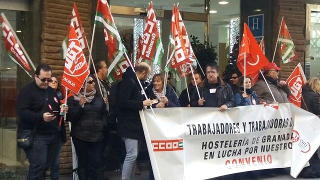 Delegados sindicales, a las puertas del hotel Corona.